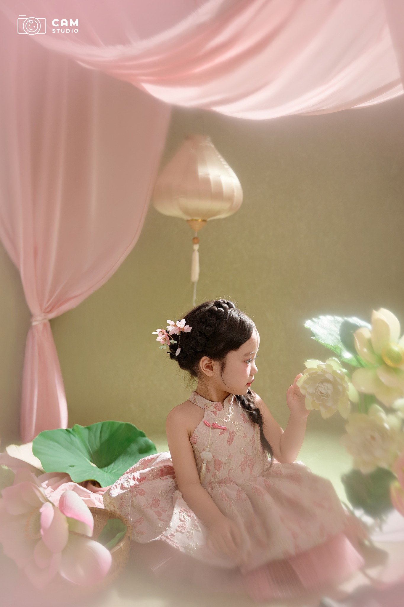 nàng thơ nhí chụp hình với sen