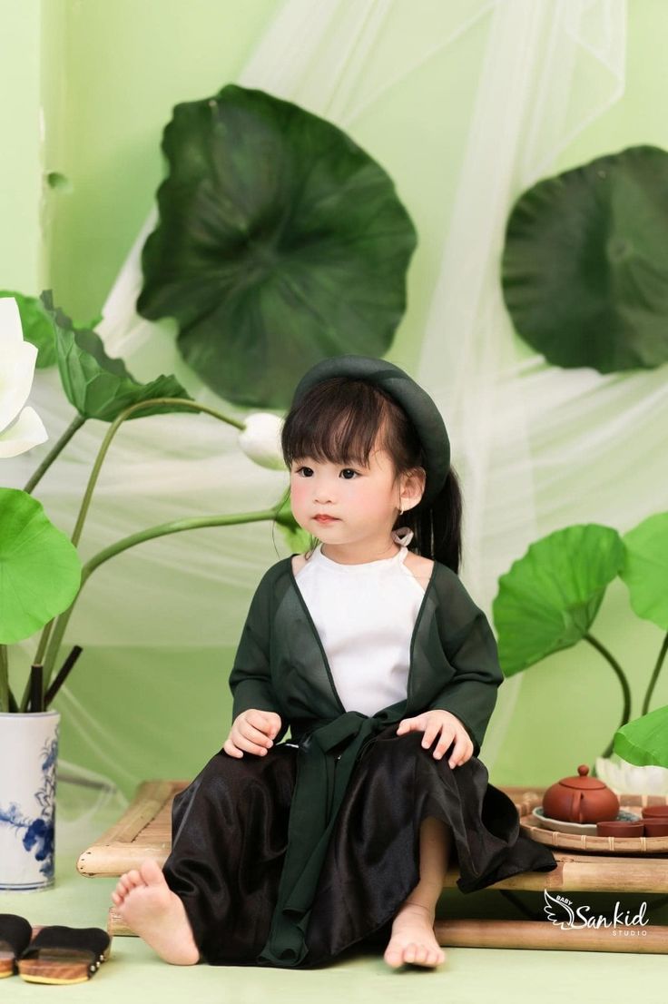 Bé tạo dáng nghệ thuật bên lá sen