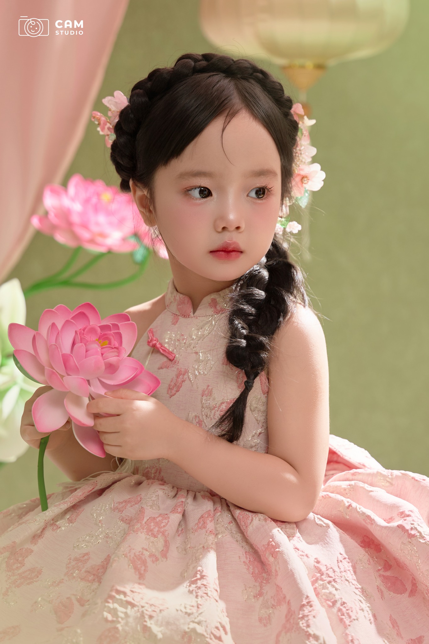 Bé gái duyên dáng chụp hình với bông sen