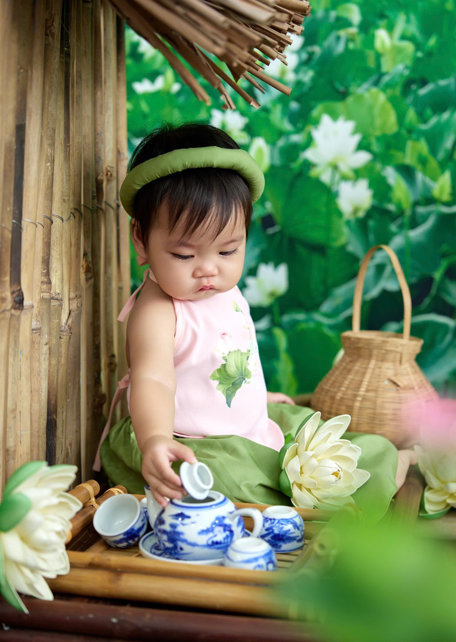 Bé gái chụp ảnh sen dễ thương