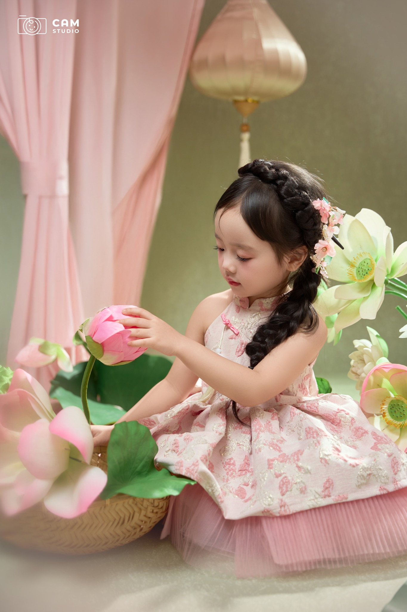 Ảnh chụp sen và em bé