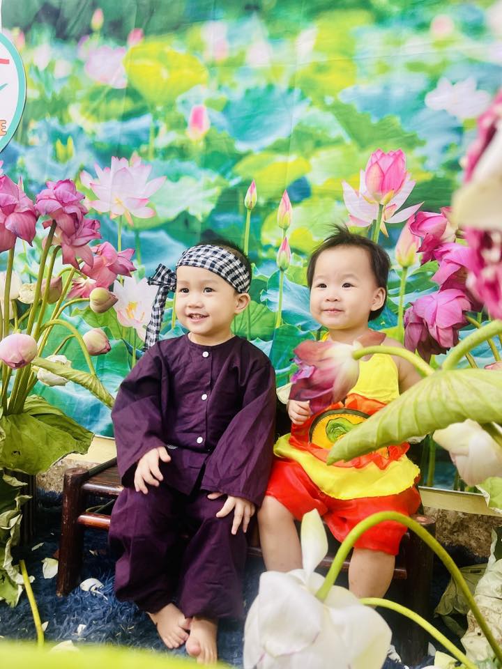 2 bé chụp hình sen cười tươi