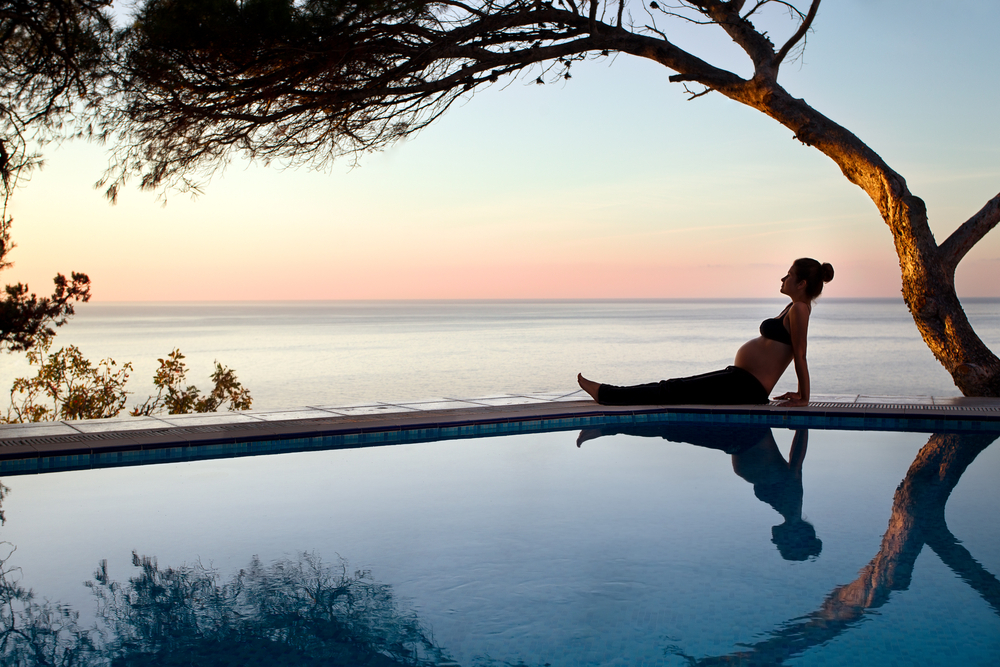 Tạo dáng chụp ảnh bầu trong trang phục và tư thế yoga