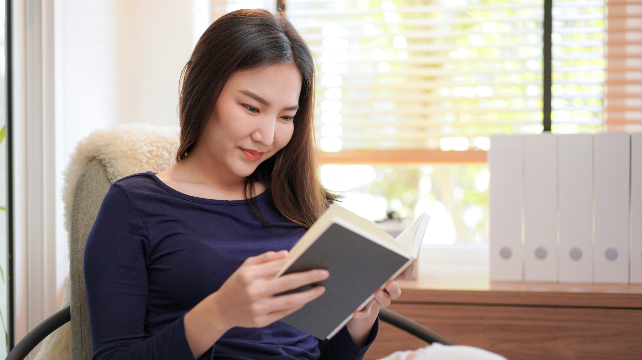 Chụp ảnh dễ thương khi ngồi đọc sách