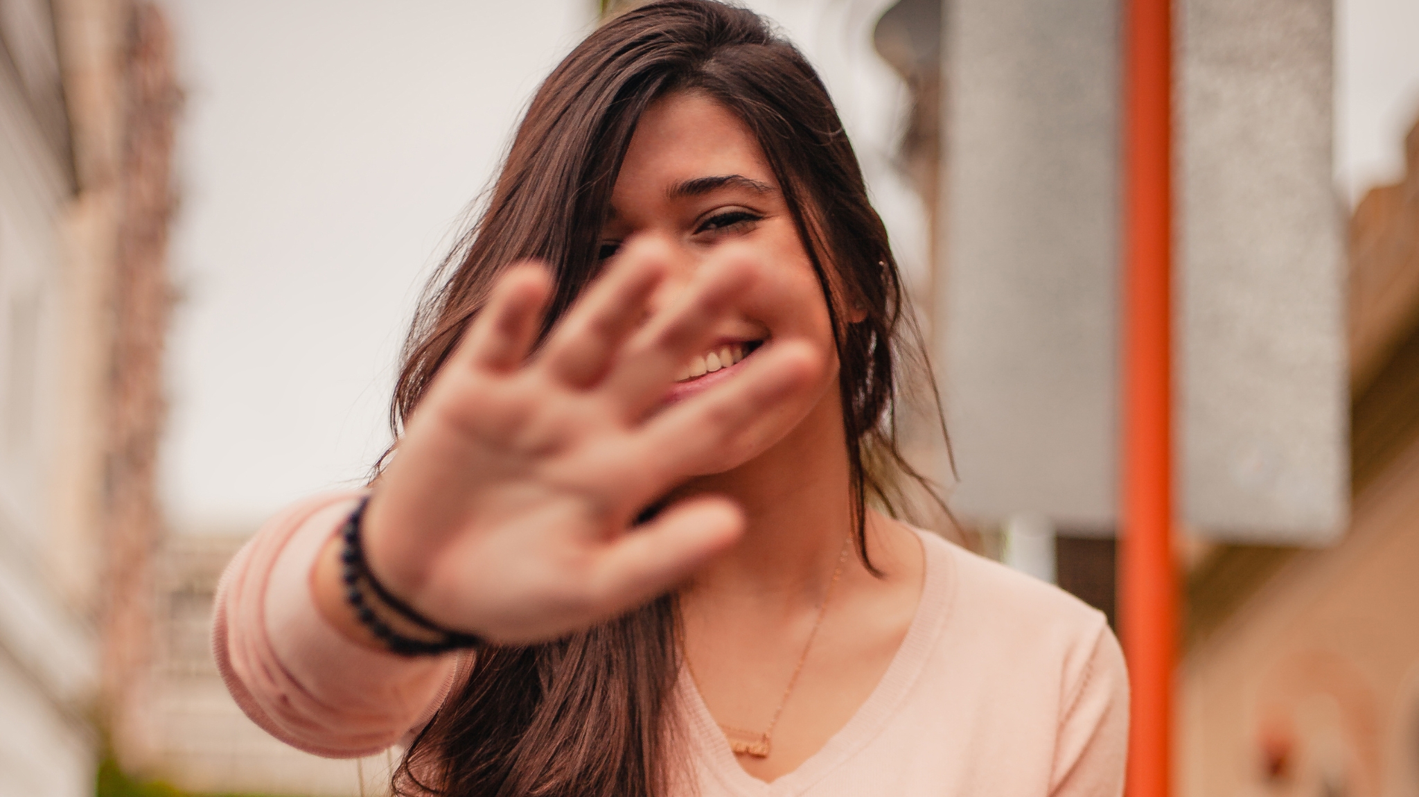 Cách tạo dáng khi che nửa khuôn mặt bằng tay