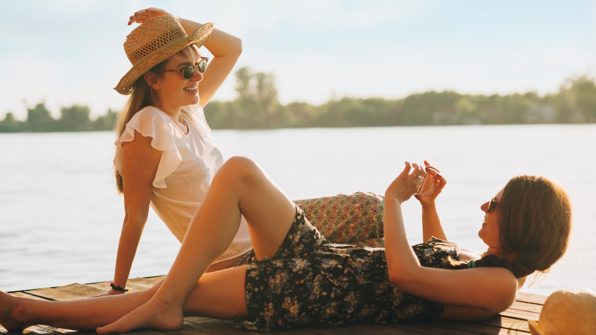 Tạo dáng dễ thương dưới ánh nắng vàng