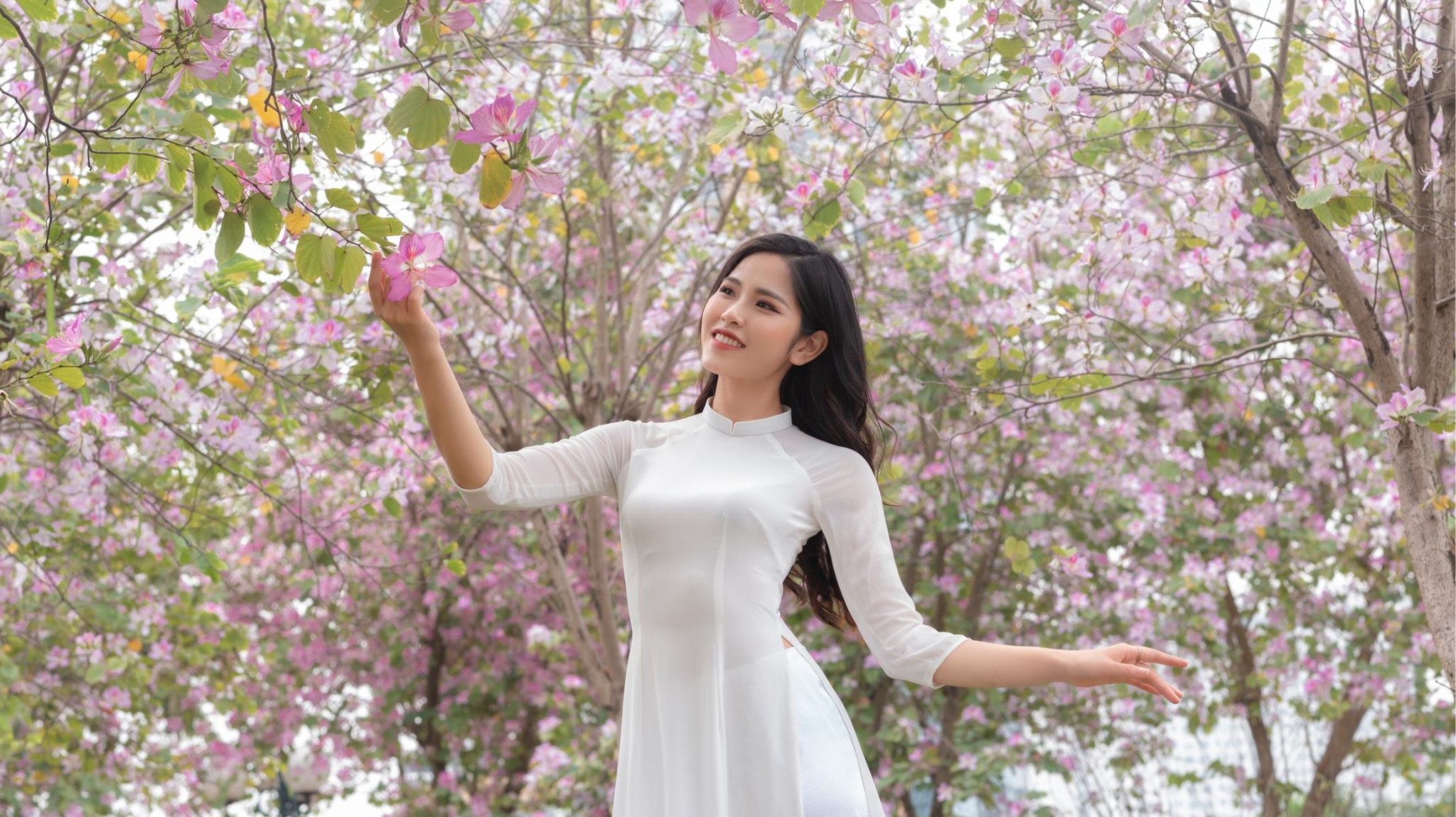 Sự kết hợp giữa bạn và hoa sẽ tạo nên cảm giác dịu dàng