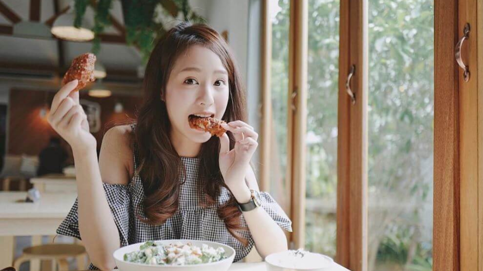 Chụp ảnh dễ thương khi đang ăn