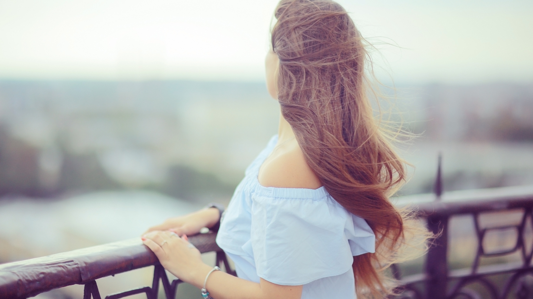 Tạo dáng nữ tính dịu dàng với tóc bay theo gió