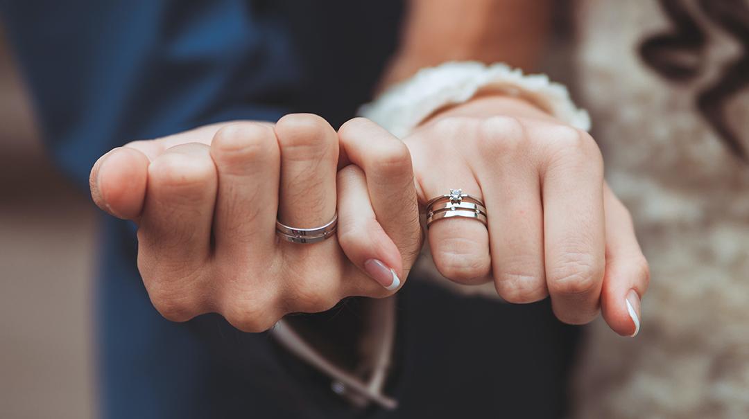 Cách chụp ảnh khoe nhẫn đôi