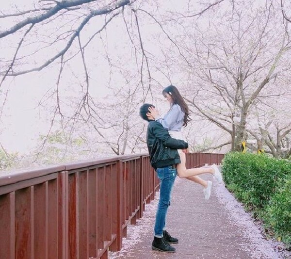 20+ Tip Chụp Ảnh Đôi - nhấc bổng bạn gái