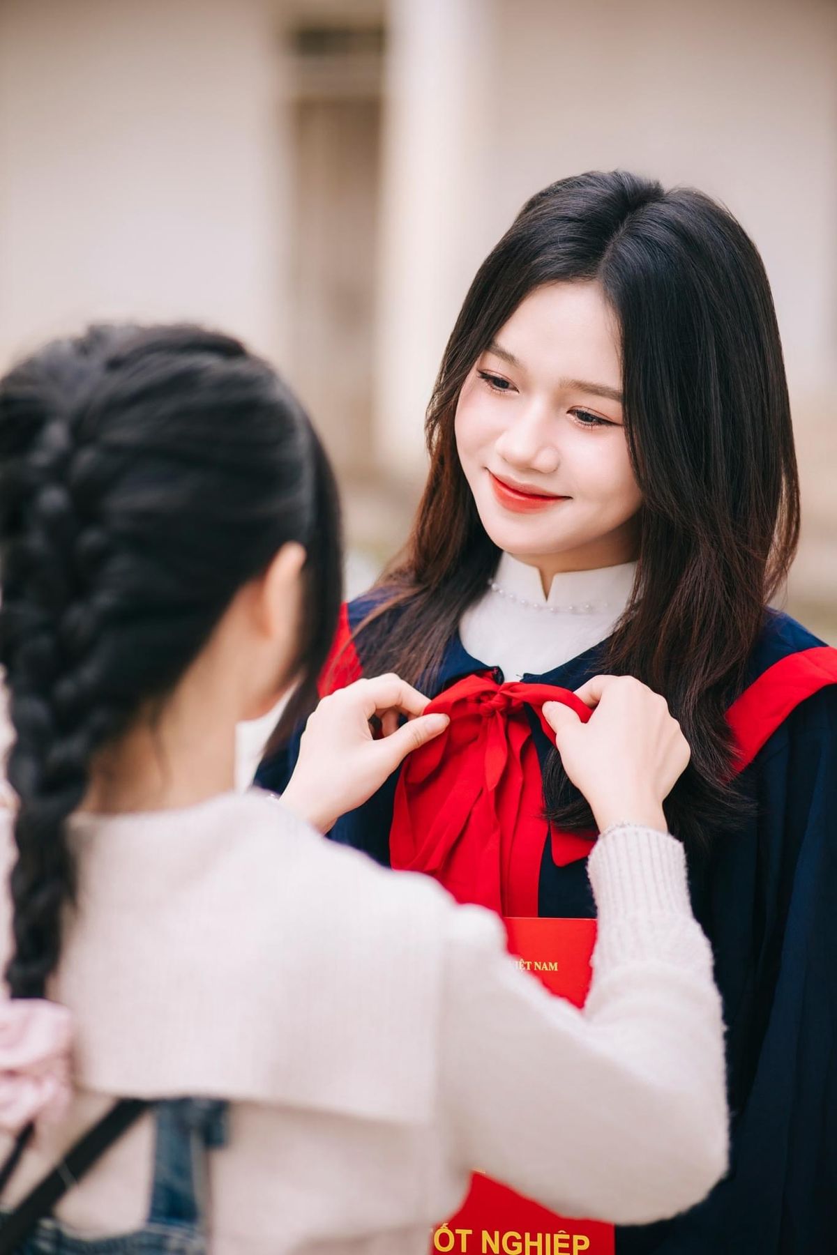 Phụ huynh chụp ảnh kỷ yếu cùng con