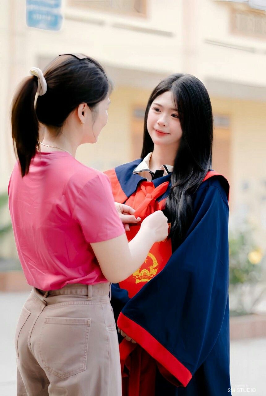 Ba mẹ chụp ảnh kỷ yếu cùng con