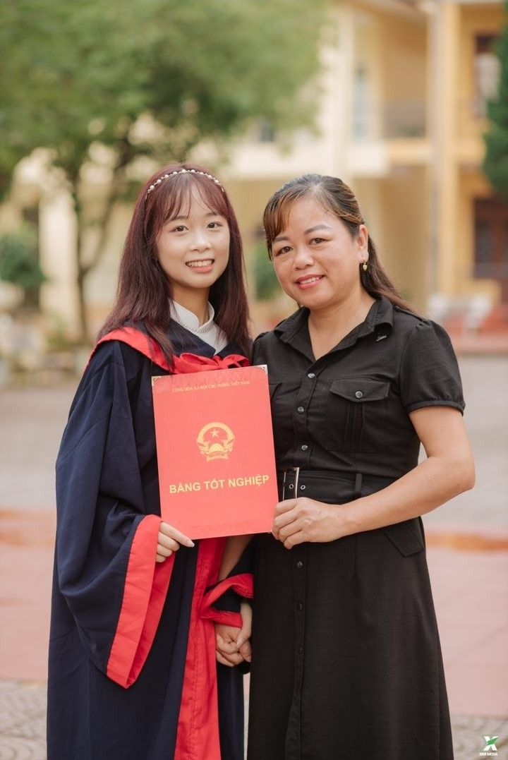 Chụp ảnh kỷ yếu cùng con