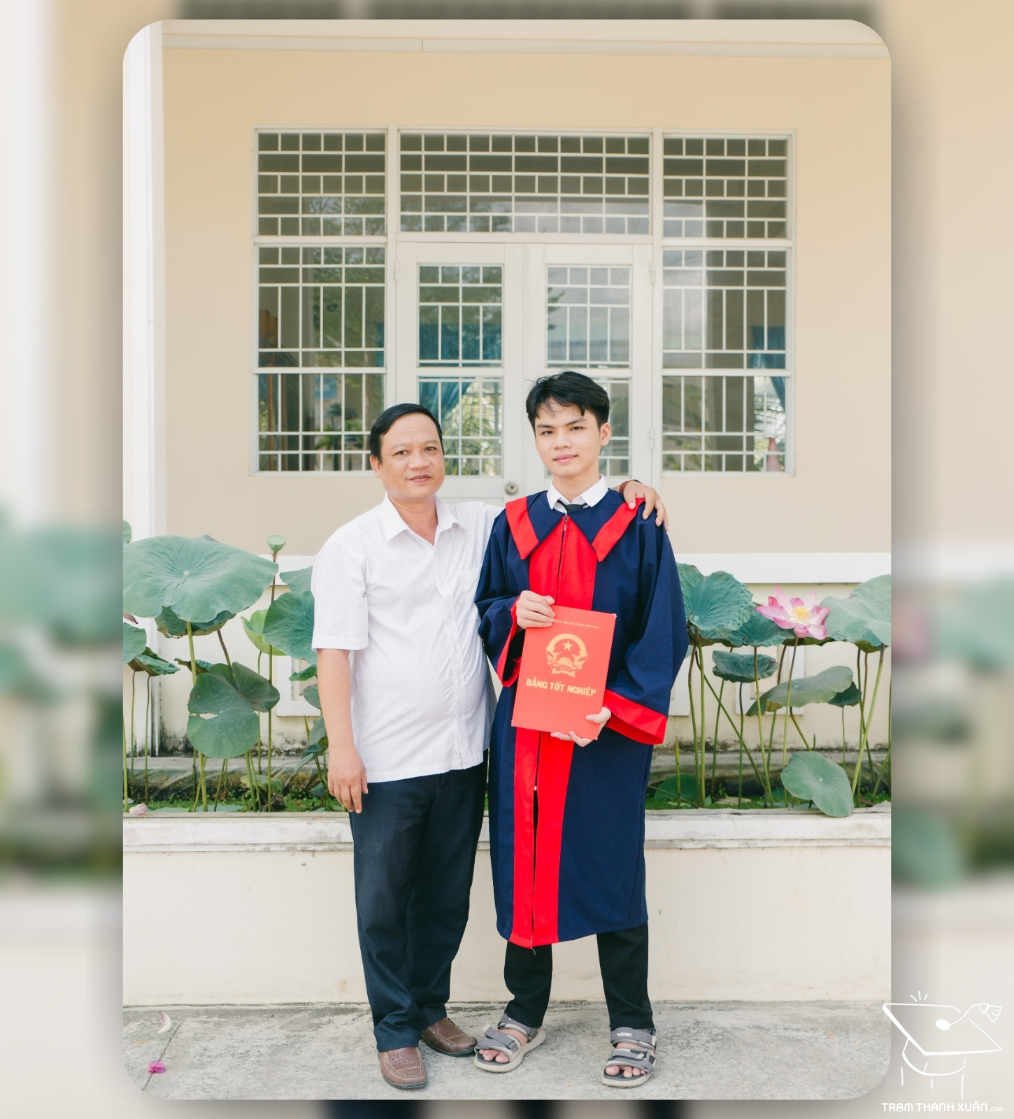 Tạo dáng chụp ảnh kỷ yếu cùng con