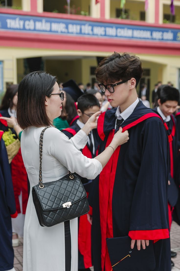 Chụp ảnh kỷ yếu cùng con trai