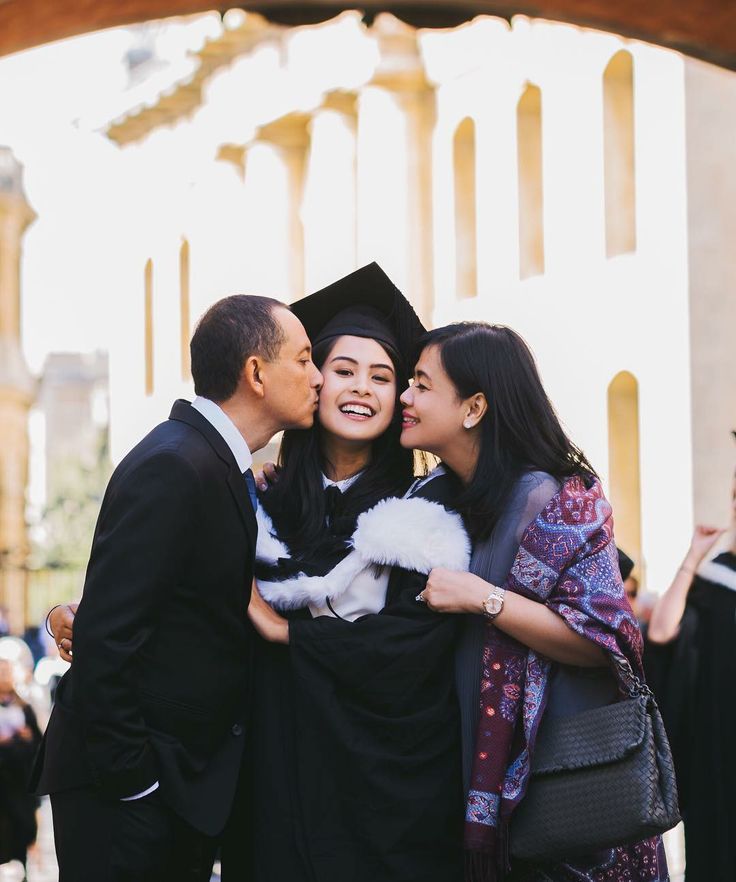 Chụp ảnh kỷ yếu cùng con gái