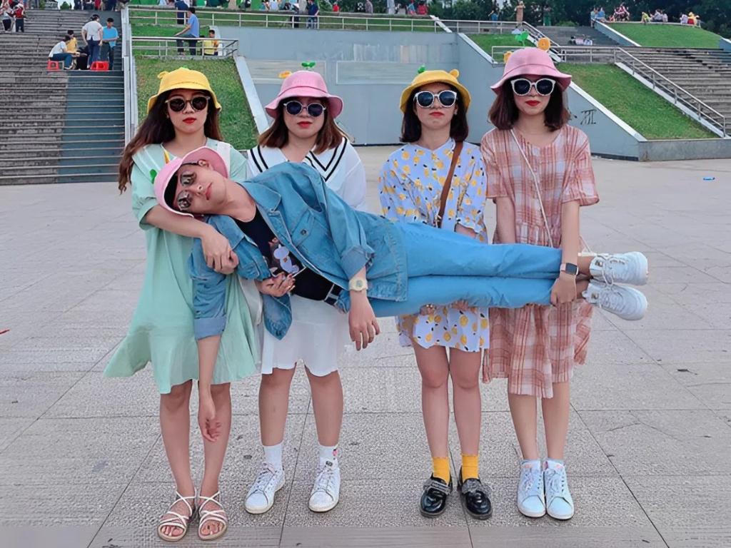 Bạn có thể mang thêm phụ kiện ngộ nghĩa để tạo điểm nhấn cho ảnh nhóm