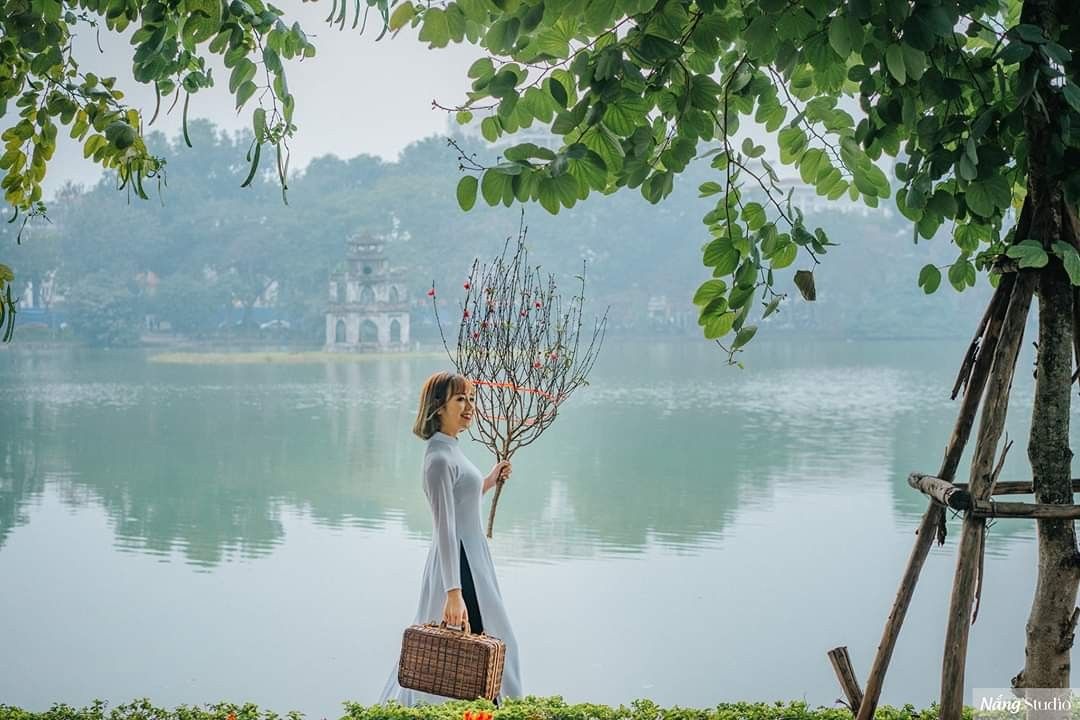 Tạo dáng chụp ảnh Hồ Gươm và Hồ Tây đẹp, duyên dáng