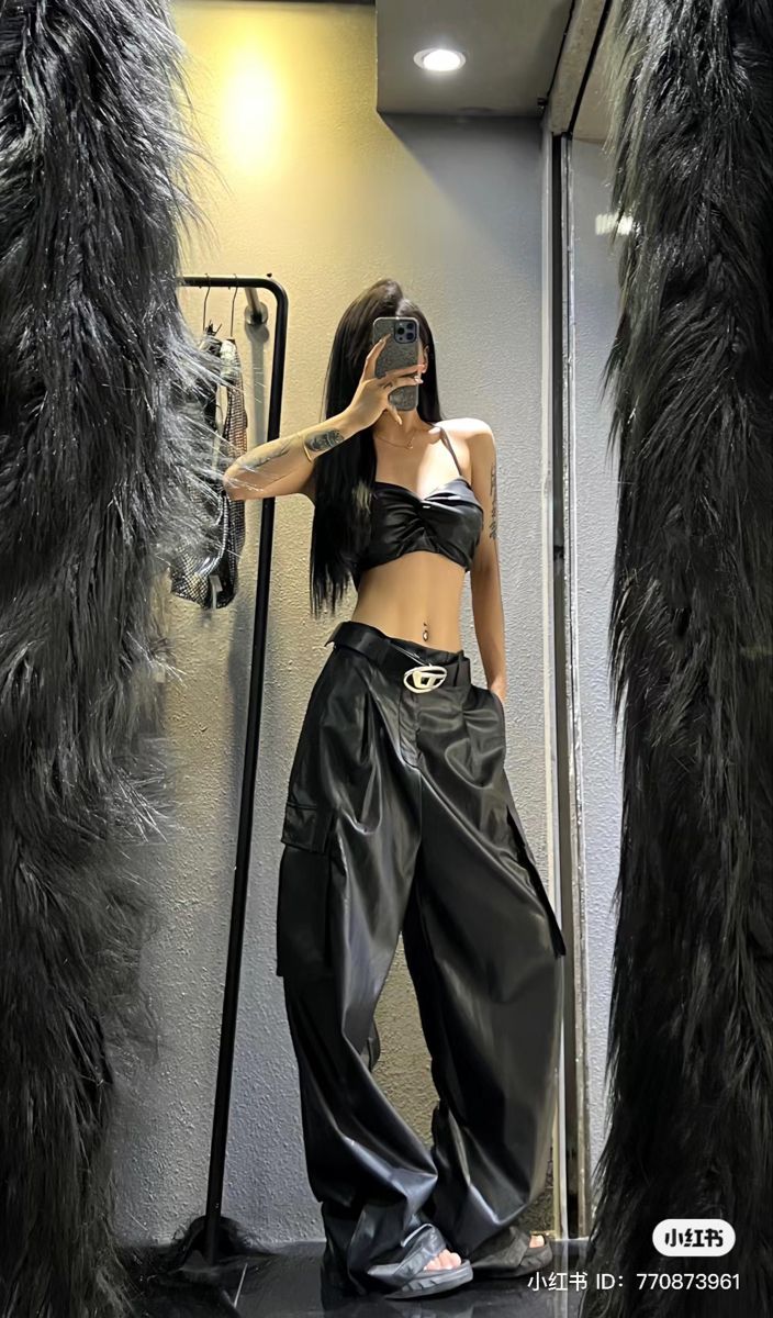 Gái đẹp mặc áo 2 dây chụp gương khoe dáng