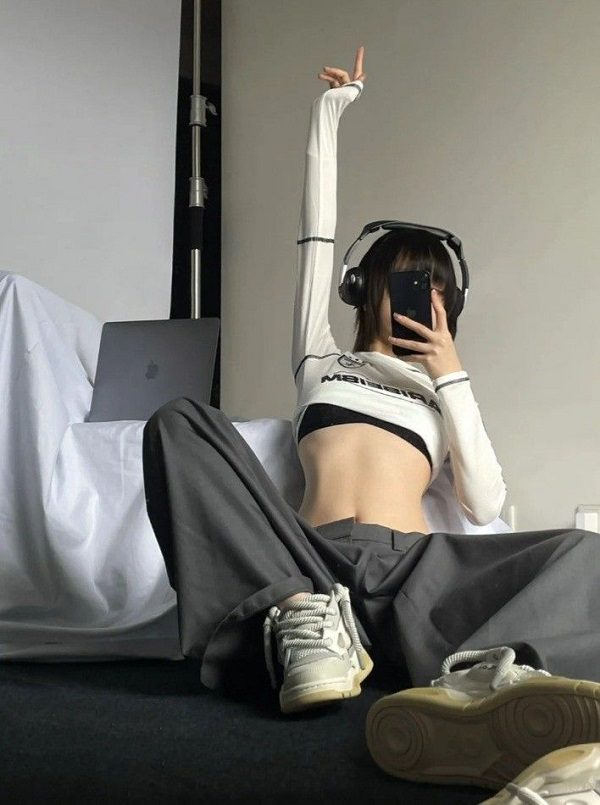 Ảnh chụp gương outfit năng động khoe body nữ