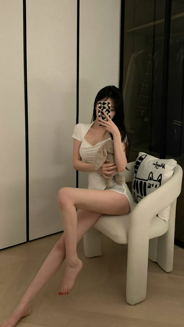 Hình body trước gương với set đồ thể thao basic