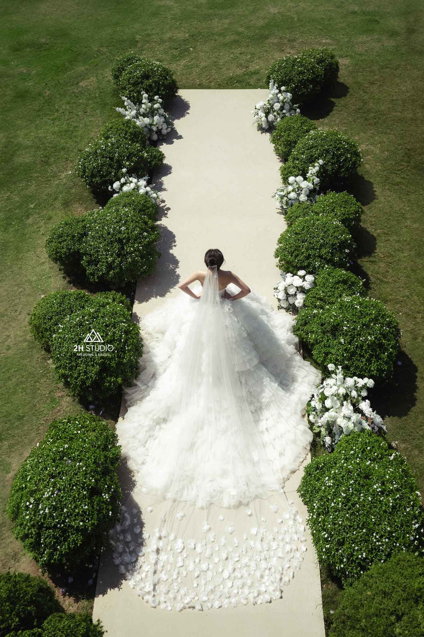 Ảnh cưới cô dâu chụp sau lưng đẹp