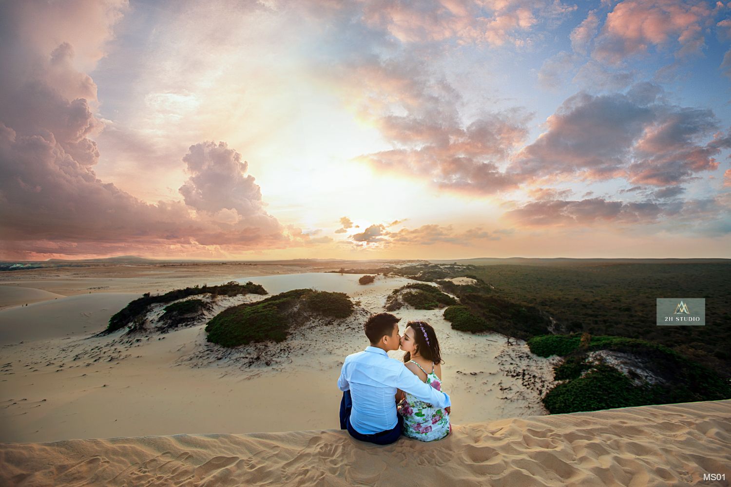 Hoàng hôn là thời điểm đẹp để chụp cưới sau lưng