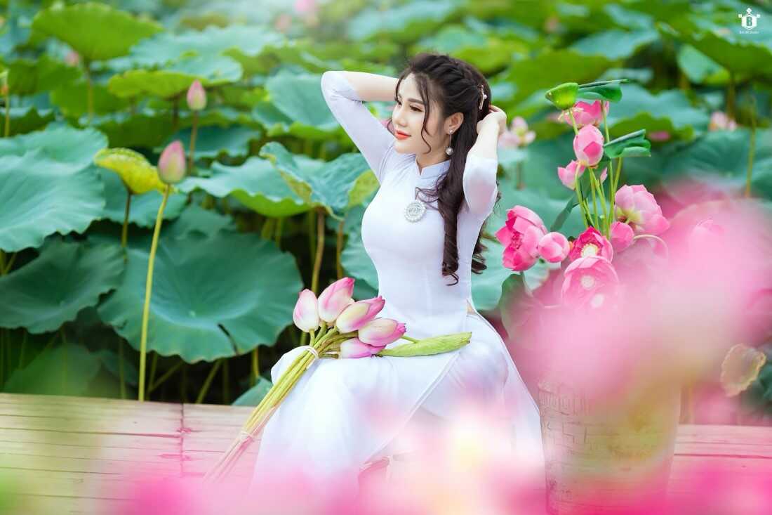 Cách tạo dáng chụp ảnh với hoa sen đẹp hút hồn