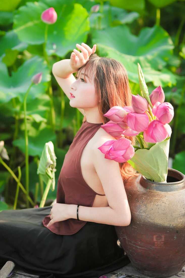 Cách tạo dáng chụp ảnh với hoa sen đẹp hút hồn