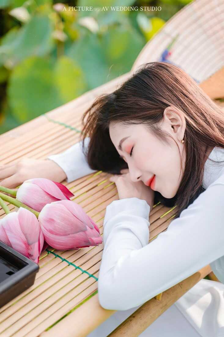 Cách tạo dáng chụp ảnh với hoa sen đẹp hút hồn