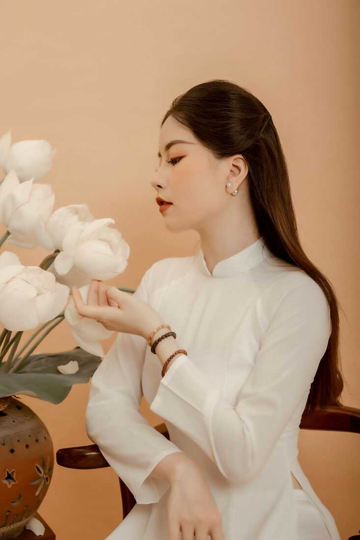 Cách tạo dáng chụp ảnh với hoa sen đẹp hút hồn