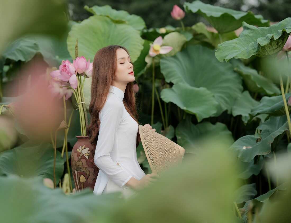 Cách tạo dáng chụp ảnh với hoa sen đẹp hút hồn