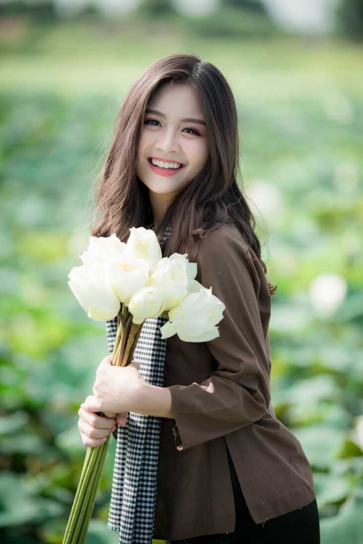 Cách tạo dáng chụp ảnh với hoa sen đẹp hút hồn