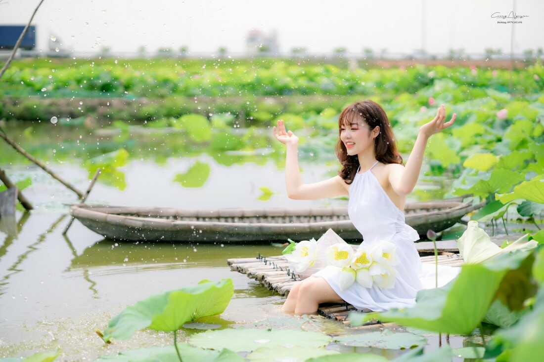 Cách tạo dáng chụp ảnh với hoa sen đẹp hút hồn