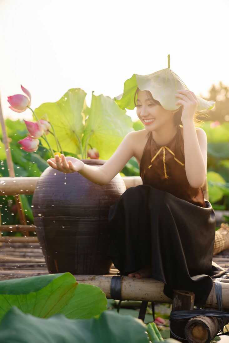 Cách tạo dáng chụp ảnh với hoa sen đẹp hút hồn