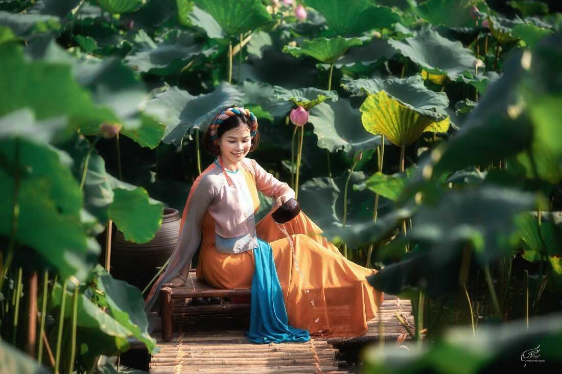 Cách tạo dáng chụp ảnh với hoa sen đẹp hút hồn