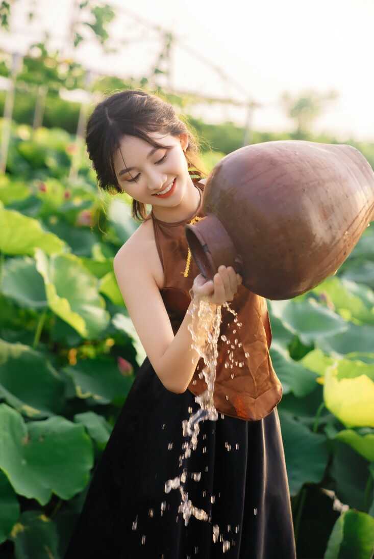 Cách tạo dáng chụp ảnh với hoa sen đẹp hút hồn