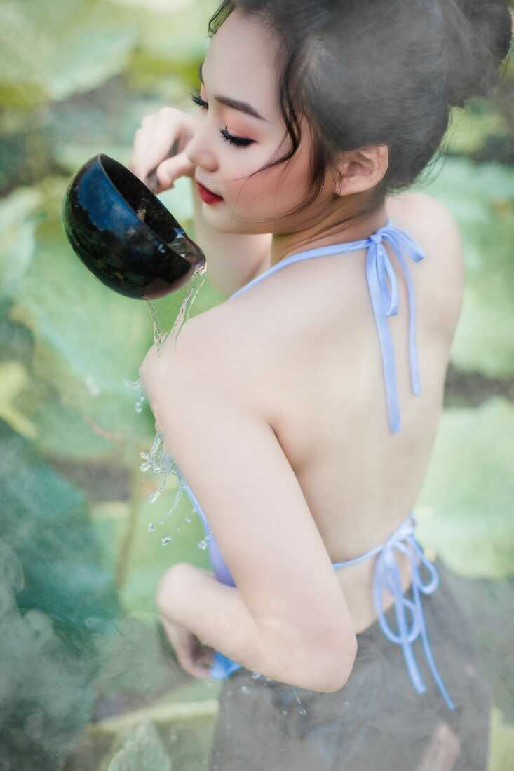 Cách tạo dáng chụp ảnh với hoa sen đẹp hút hồn