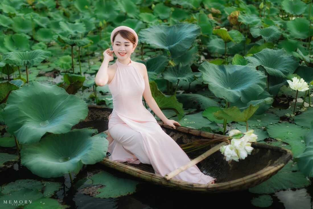 Cách tạo dáng chụp ảnh với hoa sen đẹp hút hồn