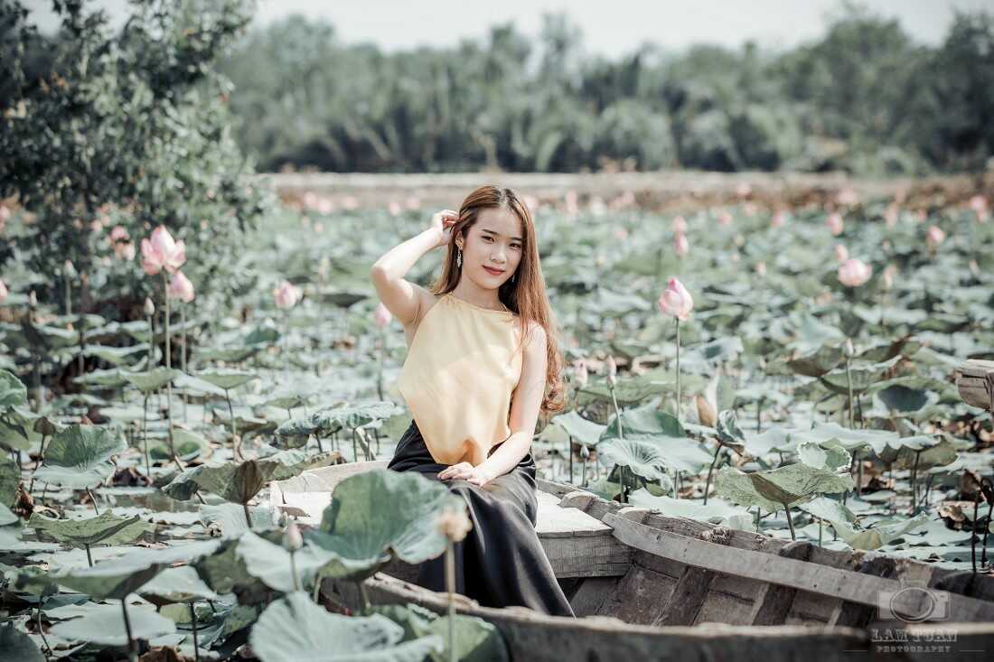 Cách tạo dáng chụp ảnh với hoa sen đẹp hút hồn