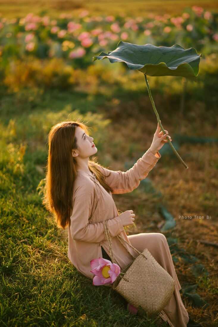 Cách tạo dáng chụp ảnh với hoa sen đẹp hút hồn