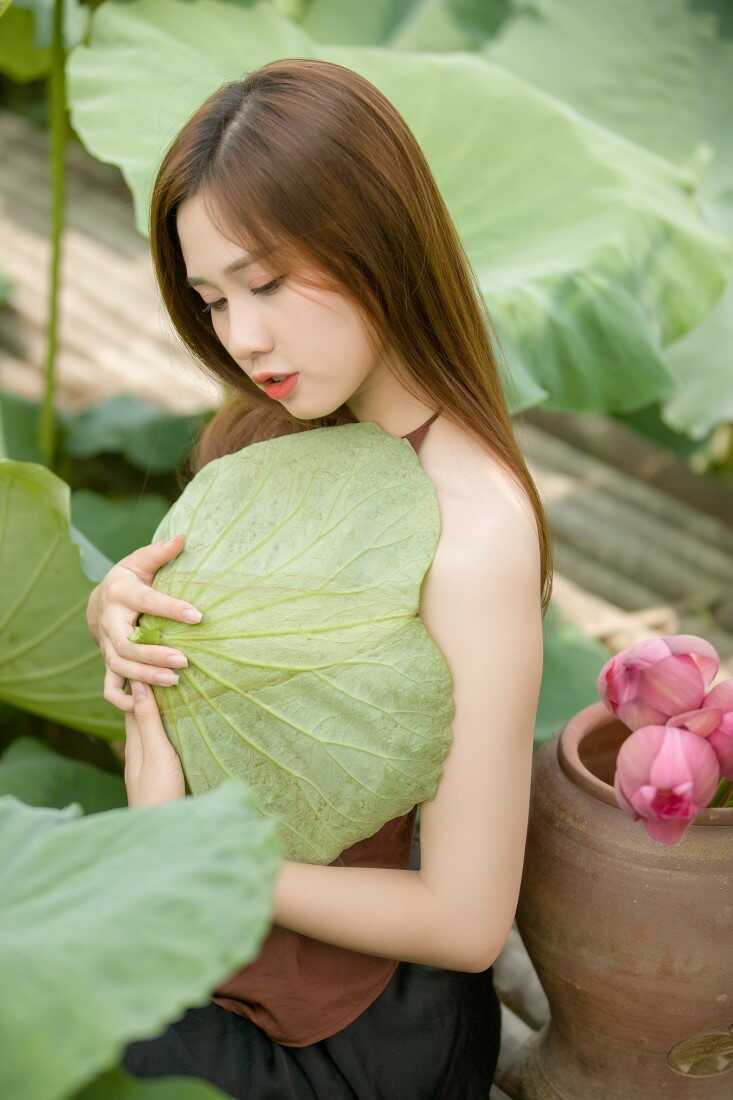 Cách tạo dáng chụp ảnh với hoa sen đẹp hút hồn