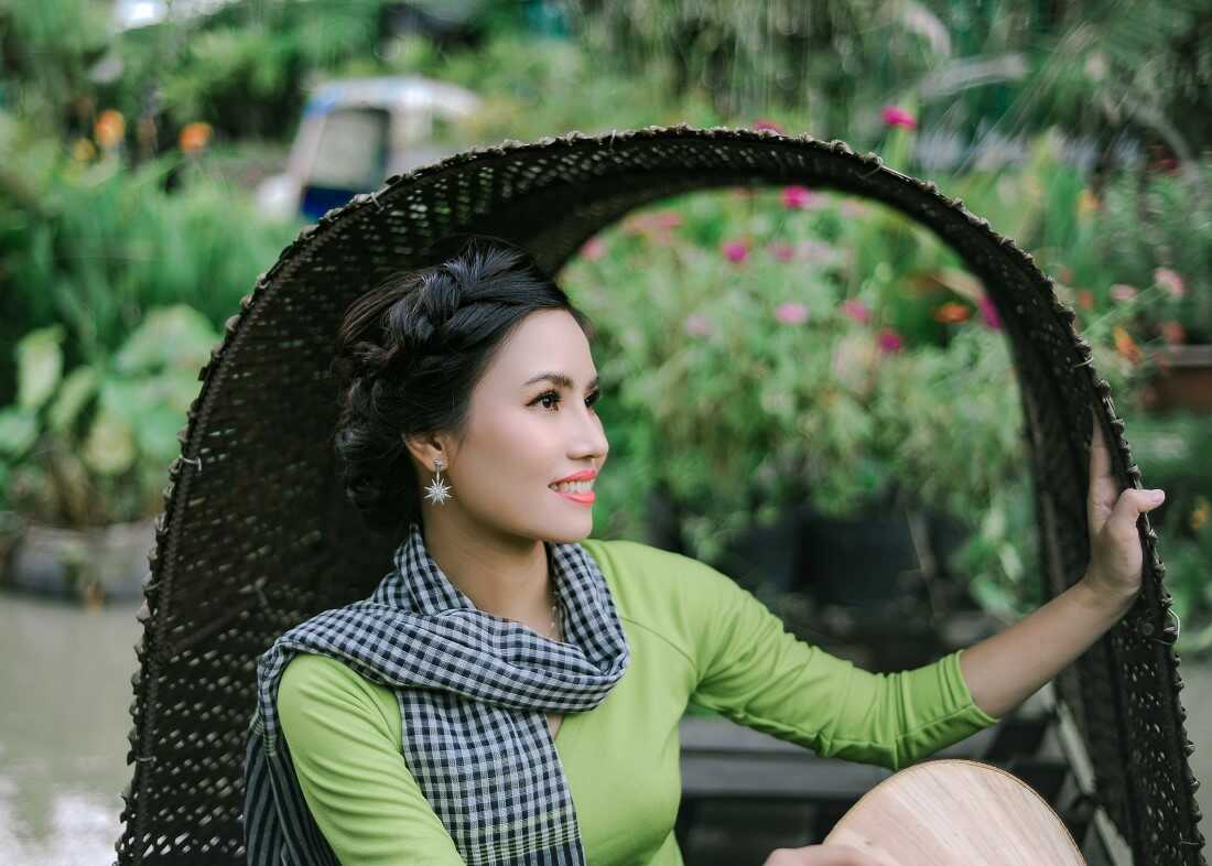 Cách tạo dáng chụp ảnh với hoa sen đẹp hút hồn