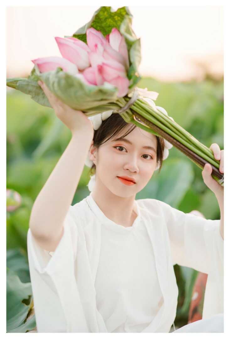 tạo dáng với bó sen