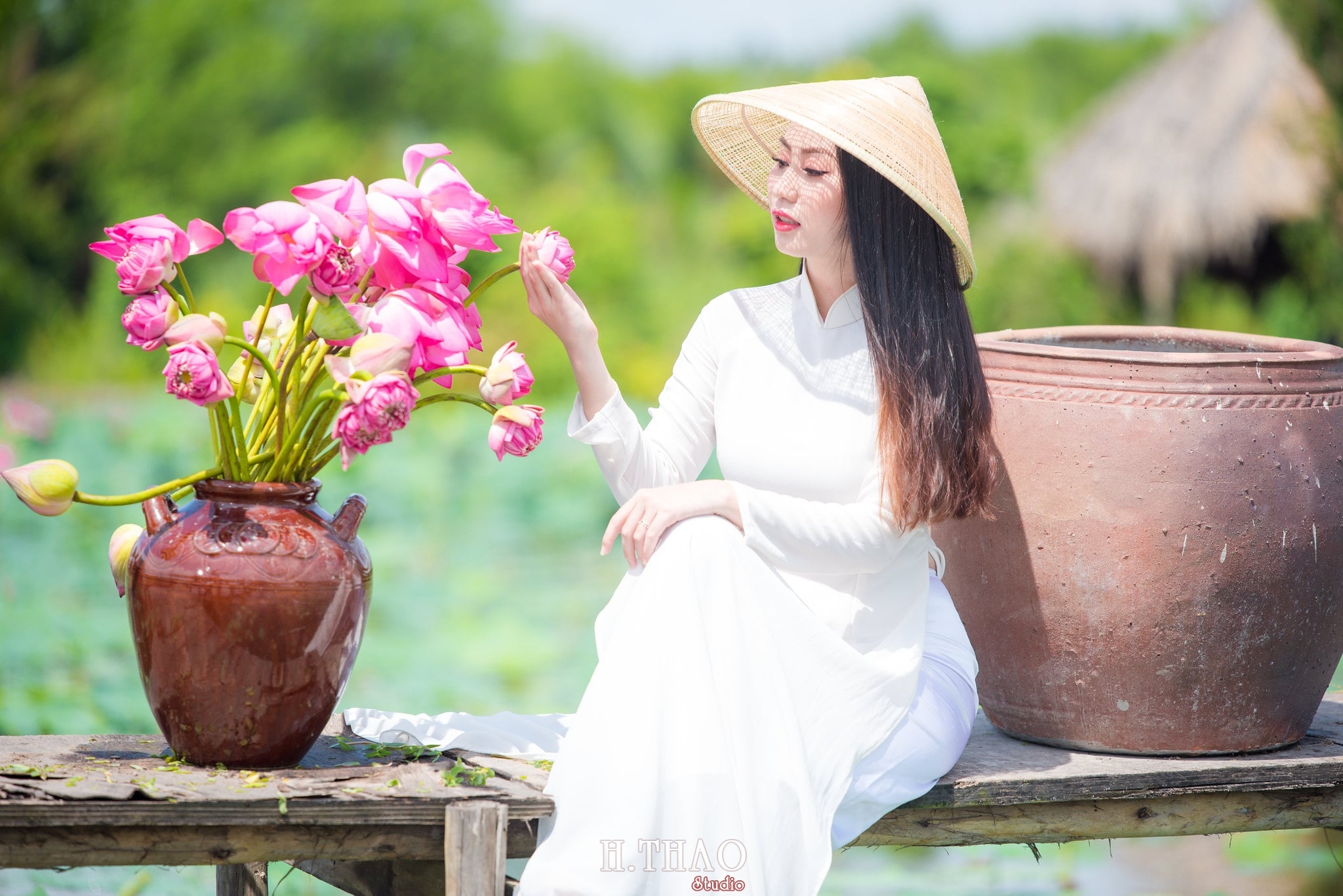 Ảnh áo dài hoa sen 35 - Studio chuyên chụp ảnh với hoa sen đẹp, giá rẻ Tp.HCM - HThao Studio