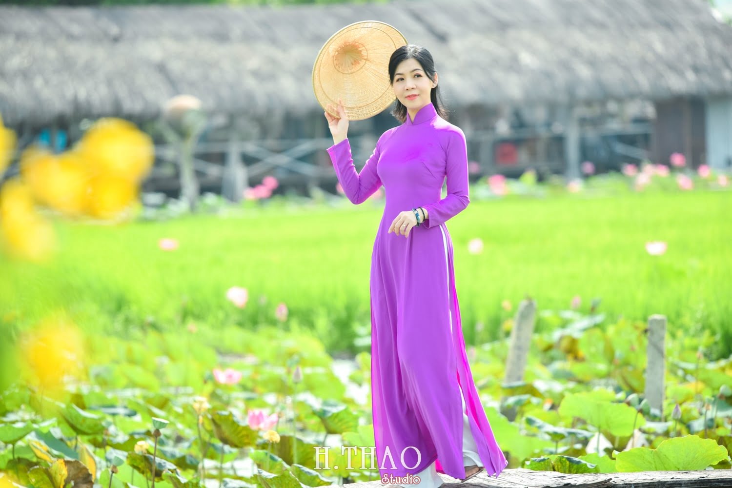 Anh ao dai dep 6 min 1 - Studio chuyên chụp ảnh với hoa sen đẹp, giá rẻ Tp.HCM - HThao Studio