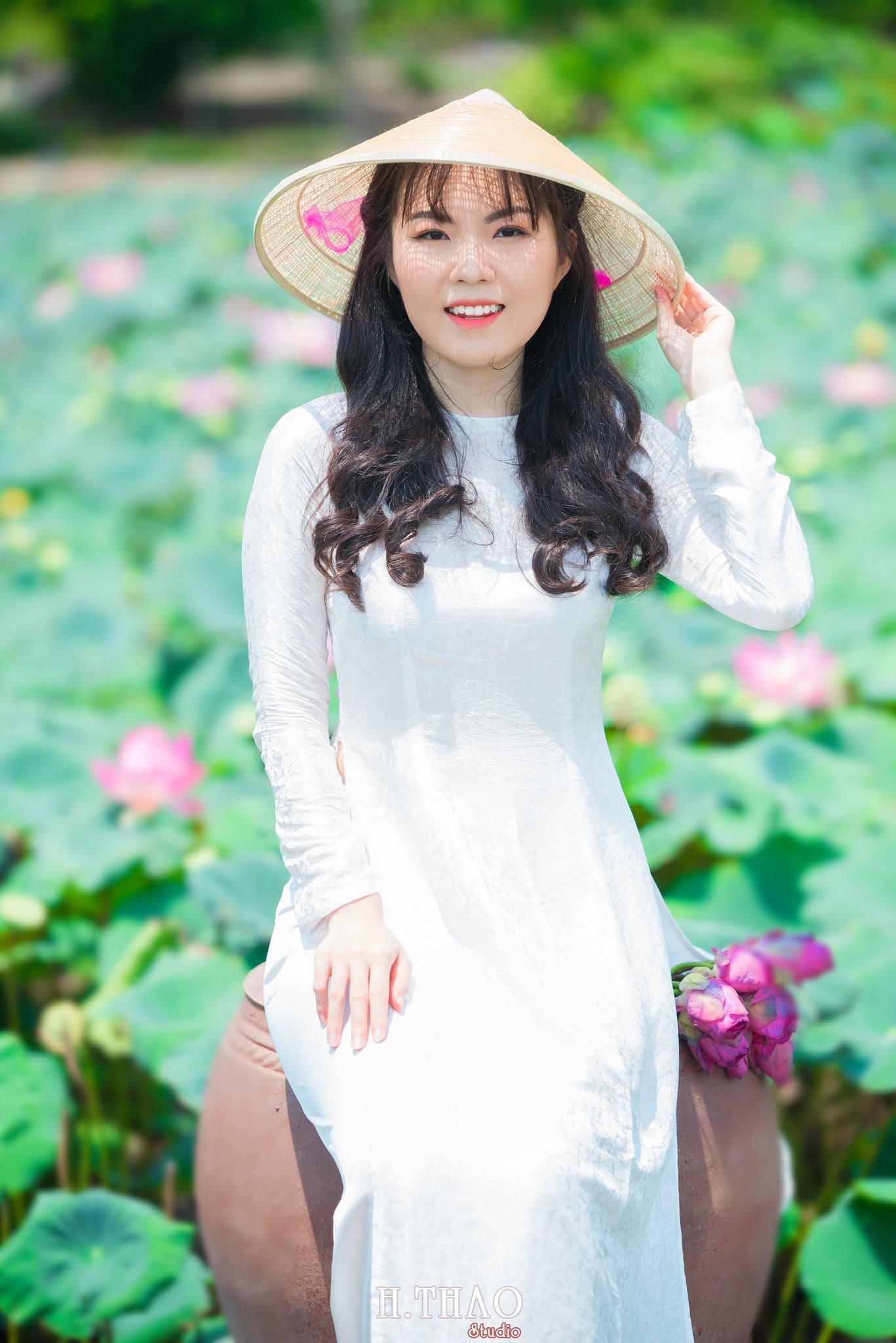 Ảnh áo dài hoa sen 17 - Studio chuyên chụp ảnh với hoa sen đẹp, giá rẻ Tp.HCM - HThao Studio