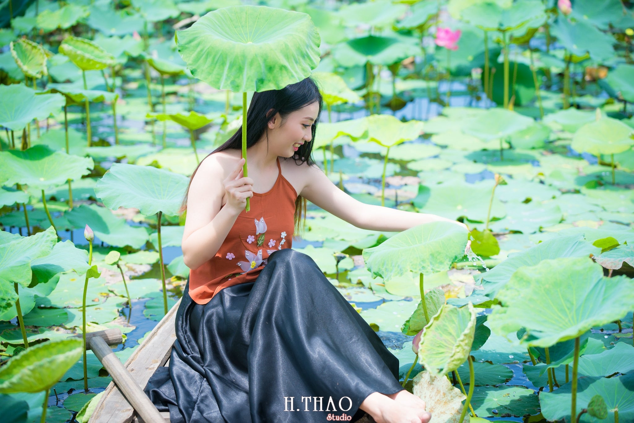 ao yem hoa sen 17 - Studio chuyên chụp ảnh với hoa sen đẹp, giá rẻ Tp.HCM - HThao Studio
