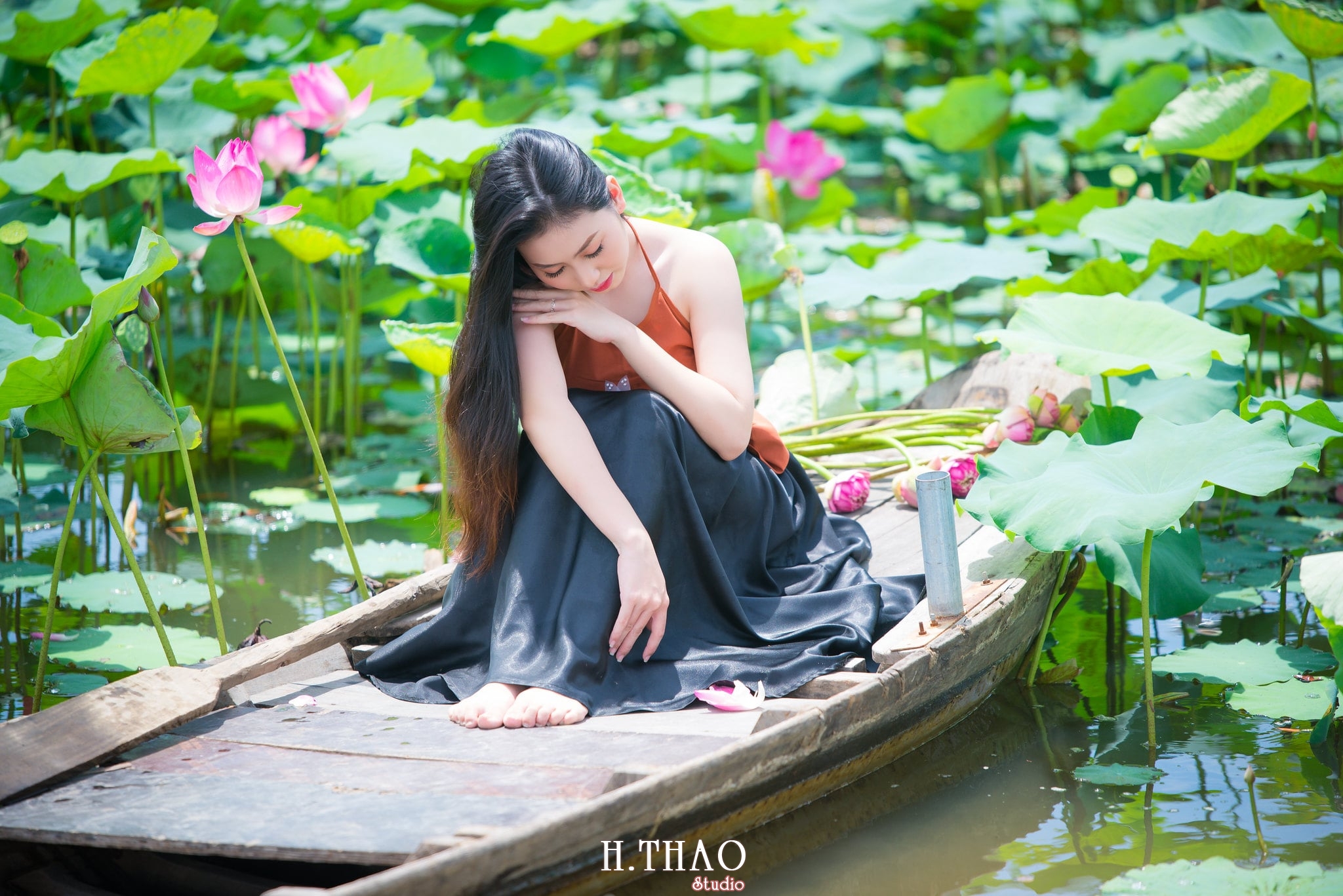 ao yem hoa sen 9 - Studio chuyên chụp ảnh với hoa sen đẹp, giá rẻ Tp.HCM - HThao Studio